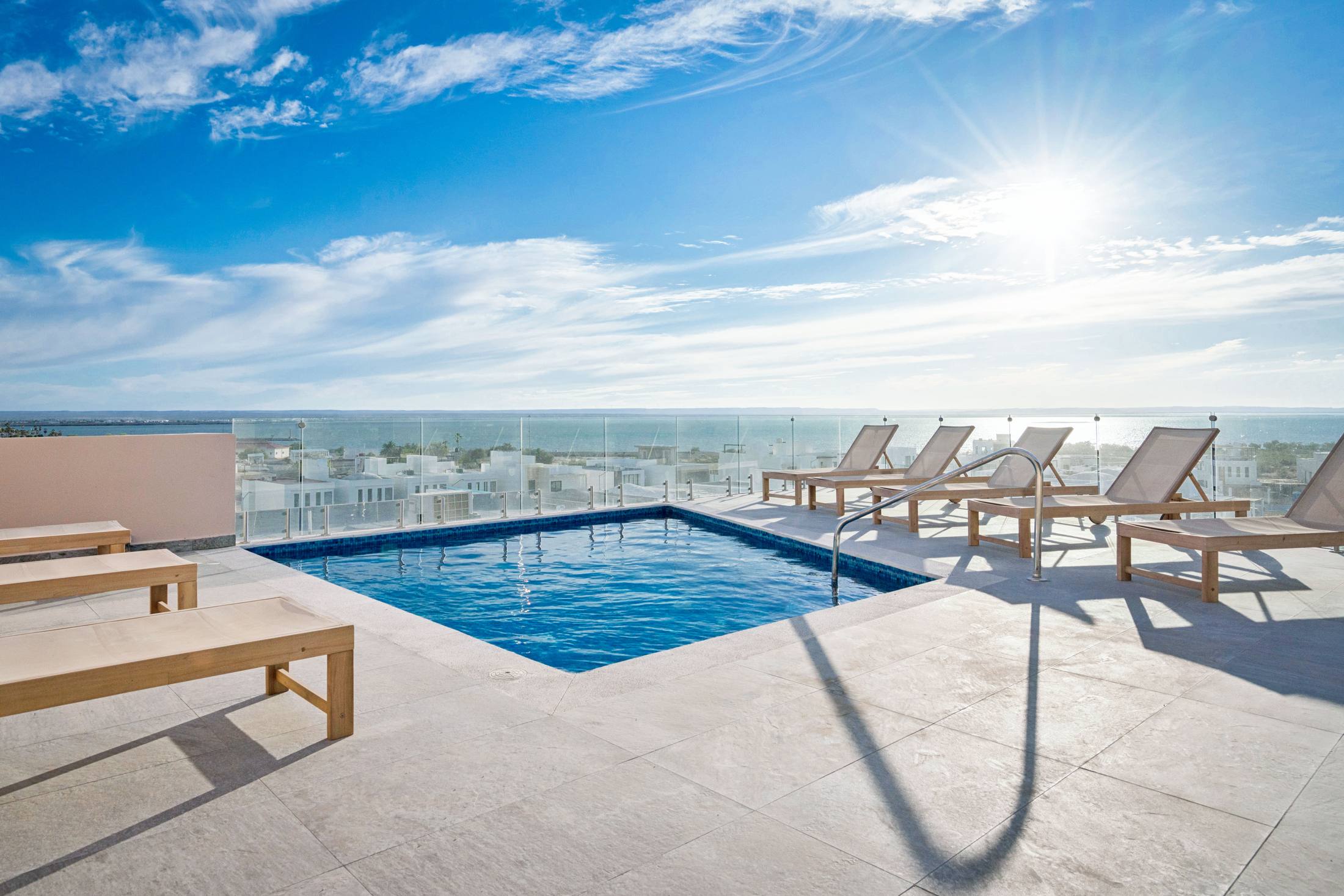 Terraza en la azotea con camastros y la bahía de La Paz al fondo